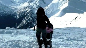 Po zasnežených štítoch Tatier sa prechádzal muž s kočíkom