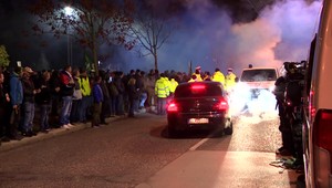 Protesty v Bratislave: Do kordónu ťažkoodencov hodili demonštranti pred úradom vlády pyrotechniku