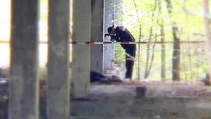 Záhadná smrť. Bezvládne telo našli v šachte dole hlavou