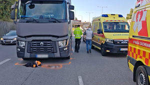 Dôchodkyňa (72) s vnukom (6) prebiehali cez trojprúdovú cestu, zrazil ich kamión