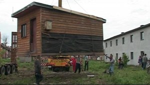 Unikát! Unimobunky s nábytkom premiestnil žeriav!