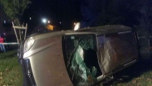 Pri nočnej nehode sa zrazili tri autá. Jedno z nich vyletelo na chodník a zachytilo dvoch chodcov