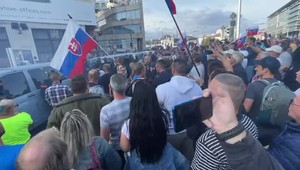 Demonštrácie v Bratislave: Protestujúci začali napádať policajtov, snažili sa prevrátiť policajnú dodávku