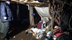 Akcia asociál. Policajti si posvietili na bezdomovcov