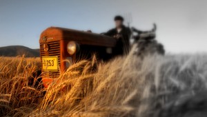 Zrážka s traktorom, vodič si nevšimol odstavený stroj