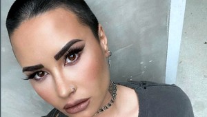 Nebinárna speváčka už nechce byť "oni", vracia sa k oslovovaniu "ONA"!