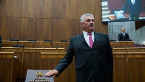 Koalícia nemá dosť hlasov, hlasovanie o novele ústavy sa odkladá na september