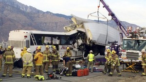 Pri zrážke autobusu s kamiónom zomrelo trinásť ľudí