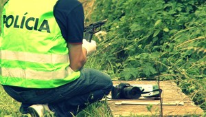 Expolicajt, ktorý zaútočil na svoju bývalú partnerku, je na slobode