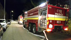 Podpaľač vyčíňal na parkovisku pred panelákom