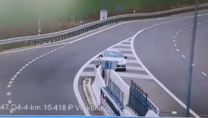 Vodič cúval na diaľnici pri Bratislave. Prípad rieši polícia