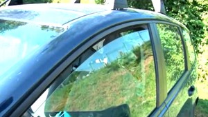 Rodičia nechali svoje malé deti v aute a išli na hrad. Policajt musel rozbiť okno