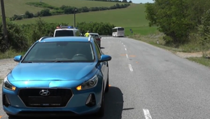 8-ročný chlapec skončil pod kolesami auta. Zasahovať musel vrtuľník