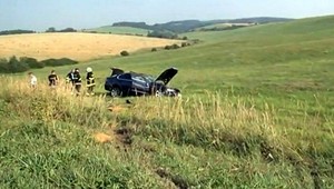 Nehoda na Spiši. Mladík skončil s autom v poli