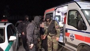 Prišli mu pomôcť... Opilec však lekára začal škrtiť!