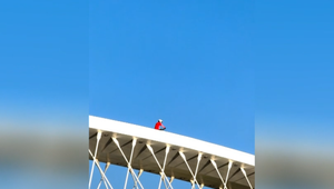 Po tragédii opäť hazard na Trojskom moste: Cyklista jazdil po oblúku vo výške 34 metrov