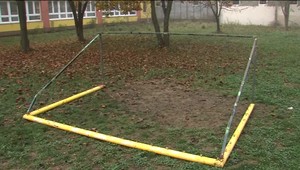 Chlapca (7) pri hre zavalila futbalová bránka. Je vo vážnom stave