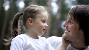 Dcérku (10) chcel zatvoriť do chladničky