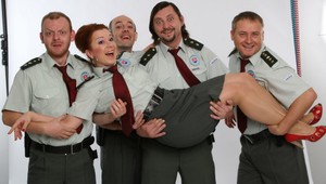 Skajka z Profesionálov mimo službu: Keď si vyzlečie uniformu, je to kosť!