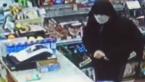 Polícia pátra po mužovi, ktorý nožom ohrozoval predavačku. Pri odhalení totožnosti páchateľa môžete pomôcť aj vy