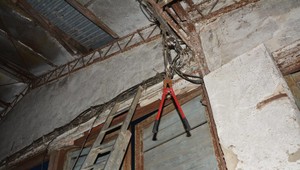 Krádež káblov sa skončila smrťou 19-ročného mladíka. Po zásahu prúdom spadol z rebríka na betónovú podlahu