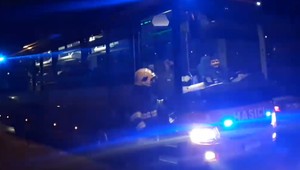 Štipľavý zápach zamoril bytovku. Hasiči evakuovali desiatky ľudí