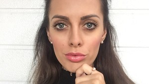 Dlhé vlasy a ešte dlhšie nohy. Vysoké podpätky a dokonalá manikúra.