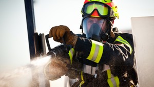 Invalid zostal uväznený v horiacej budove, pomohli mu policajti