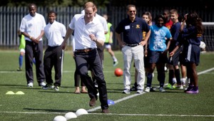 Princ William (30) ako futbalista. Prirovnal sa k žirafe na ľade