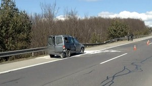 Vodič skončil s autom na streche, záchranu skomplikovala jeho nadváha