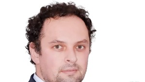 Poslanecký klub OĽaNO má o jedného člena menej. Po spájaní sa s opozíciou vylúčili Martina Čepčeka