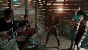 Mladá slovenská kapela si ide svoje! V novom videklipe to poriadne roztočili!