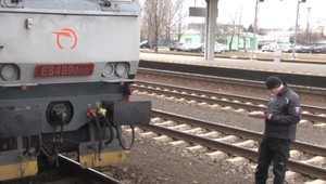 Smrť na koľajniciach: Psychológovia sa rozhodli konať. Životy môžu zachrániť aj tieto nálepky