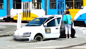 Kuriózna nehoda: Vodič si nevšimol rekonštrukciu cesty a zaparkoval do tvrdnúceho betónu