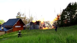 Plamene zničili opustený hotel v Novom Smokovci. Hasiči použili termovíziu