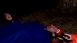 VIDEO: Išiel po slaninu a spadol do potoka.  Podguráženého muža vyťahovali z vody lanami náhodní okoloidúci