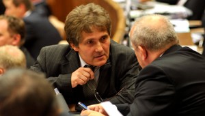 Poslanec Petrák bojuje s covidom, je vo vážnom stave