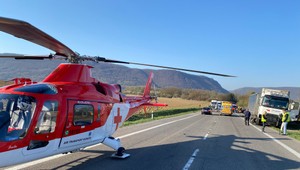 Čelná zrážka auta s kamiónom: Vodičku v kritickom stave previezol vrtuľník