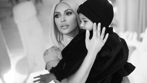 Dvojročný syn Kim Kardashian skončil v nemocnici so zápalom pľúc