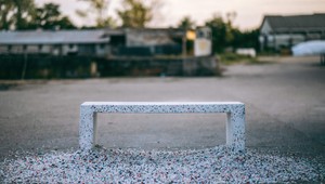 Školy, ktoré separujú odpad môžu súťažiť o lavičky z recyklovaných plastov