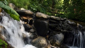 Po dúšku vody z horského potoka dostala kŕče a vracala. Turistku previezli vrtuľníkom do nemocnice