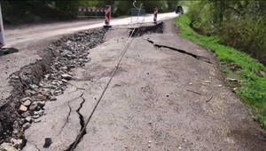 Prepadnutá cesta ohrozuje bezpečnosť obyvateľov. Zasadať musel krízový štáb