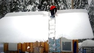 VIDEO. Aj takto sa zo strechy odpratáva sneh