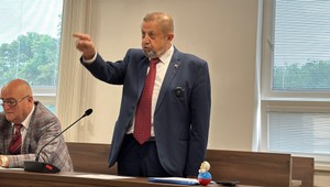 Štefan Harabin je nevinný. Po vyhlásení rozsudku mu začali fanúšikovia tlieskať