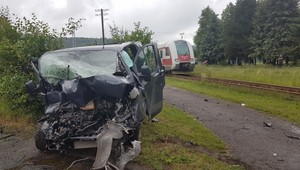 Dodávku po zrážke s vlakom odhodilo. Z chodníka zmietla mladú ženu