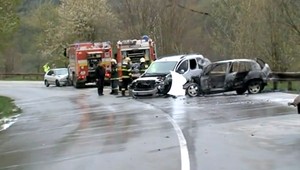 Po čelnej zrážke medzi Margecanmi a Krompachmi začalo horieť