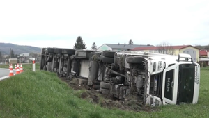 Kamionista za volantom zaspal a prevrátil sa do poľa