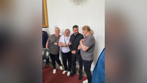 Zelenskyj sa v českom parlamente fotil s ukrajinskými upratovačkami