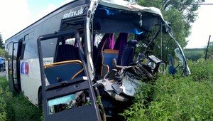 Pri Krupine havaroval kamión s autobusom, žena zrážku neprežila