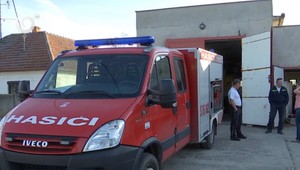 Poskladali sa na auto. Keď ho muž priviezol, zistili, že sa nevojde do hasičskej garáže